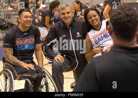 U.S. Army veteran Jhoonar Barrera, Chief Executive Officer Mike Linnington des verwundeten Krieger Projekt- und US-Armee SPC. Stephanie Morris, besitzen für ein Foto nach dem Rollstuhl basketball Wettbewerb für die Abteilung 2017 der Verteidigung Krieger Spiele in Chicago, Illinois, 29. Juni 2017. Der DOD-Krieger Spiele sind eine adaptive Sport Wettbewerb für die Verwundeten, Kranken und Verletzten service Mitglieder und Veteranen. Rund 265 Athleten aus Teams aus der Armee, Marine Corps, Navy, Air Force Special Operations Command, Vereinigtes Königreich Streitkräfte, und die Australian Defence Force wird Juni konkurrieren Stockfoto