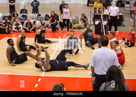 Us-Armee Soldaten und Veteranen, konkurriert im Sitzen Volleyball für die Abteilung 2017 der Verteidigung Krieger Spiele in Chicago, Illinois, 29. Juni 2017. Der DOD-Krieger Spiele sind eine adaptive Sport Wettbewerb für die Verwundeten, Kranken und Verletzten service Mitglieder und Veteranen. Rund 265 Athleten aus Teams aus der Armee, Marine Corps, Navy, Air Force Special Operations Command, Vereinigtes Königreich Streitkräfte, und die Australian Defence Force 30. Juni - 8. Juli im Bogenschießen, Radfahren, Track, Feld, Schießen konkurriert, Sitzen, Volleyball, Schwimmen, und Rollstuhl Basketball. Stockfoto