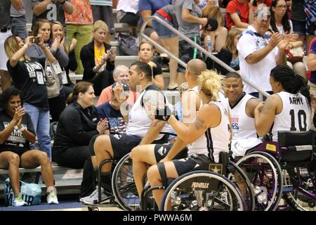 Us-Armee Sgt. Christopher McGinnis, Krieger Übergang, Walter Reed National Military Medical Center, feiert das Team Armee Rollstuhl-basketball gewinnen gegen Team Luftwaffe, 1. Juli, am McCormick Place Convention Center, Chicago, Illinois, an der Abteilung 2017 der Verteidigung Krieger spielen. Der DOD-Krieger Spiele sind eine adaptive Sport Wettbewerb für die Verwundeten, Kranken und Verletzten service Mitglieder und Veteranen. Rund 265 Athleten aus Teams aus der Armee, Marine Corps, Navy, Air Force Special Operations Command, Vereinigtes Königreich Streitkräfte, und die Australian Defence Force wird co Stockfoto