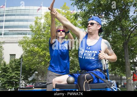 CHICAGO (3. Juli 2017) United States Air Force Staff Sergeant Dave Olson arbeitet mit Trainer Jenn Lizzol des US olympischen Mannschaft 1996 während der Praxis für die sitzende Kugelstoßen Veranstaltung im Jahr 2017 Krieger Spiele bei dem Soldier Field in Chicago statt. Der DoD-Krieger Spiele sind eine jährliche Veranstaltung, die Verwundeten, Kranken und Verletzten service Mitglieder und Veteranen im Paralympischen zu konkurrieren - style Sport einschließlich Bogenschießen, Radfahren, Feld, Schießen, Sitzen, Volleyball, Schwimmen, Schiene und Rollstuhl Basketball. Stockfoto