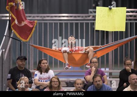 Marine Corps veteran SSgt. Matthäus Francis konkurriert im Bogenschießen während der 2017 Departement für Verteidigung) Krieger Spiele am McCormick Place in Chicago, Illinois, USA, 3. Juli 2017. Der DoD-Krieger Spiele sind eine jährliche Veranstaltung, die Verwundeten, Kranken und Verletzten service Mitglieder und Veteranen im Paralympischen zu konkurrieren - style Sport einschließlich Bogenschießen, Radfahren, Feld, Schießen, Sitzen, Volleyball, Schwimmen, Schiene und Rollstuhl Basketball. Stockfoto