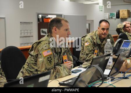 Maj. Leslie Palmer, Links, ist in der Rolle des stellvertretenden Kommandanten Oberst Bruce Balzano, rechts, Kommandeur der 115 regionalen der Oregon National Guard Support Group. 30 - vier Soldaten der 115. an Hohenfels Training Area, Deutschland, im Rahmen einer Validierung Übung für 39th des Arkansas National Guard Infanterie Brigade Combat Team, die sich anschickt, den Kosovo zu entsenden. Die 115 ist in der Rolle des Kosovo Force höheren Befehl (HICON - COMKFOR) während der Übung. Stockfoto