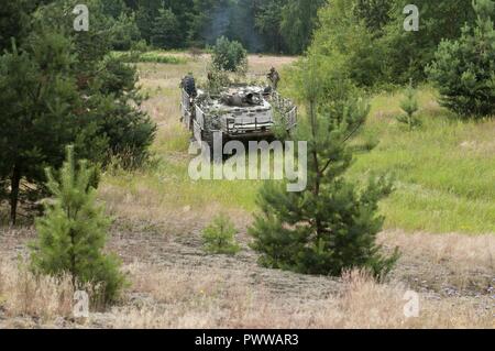 Eine ukrainische Schützenpanzer mit der 1 Airmobile Bataillon, 79 Air Assault Brigade bietet mobilen Abdeckung für demontiert Soldaten während eines Bataillons Feld Training am Yavoriv Combat Training Center auf dem internationalen Friedens und der Sicherheit, in der Nähe der Yavoriv, der Ukraine, der am 30. Juni. Yavoriv CTC Personal, zusammen mit Mentoren aus 45Th der US Army Infantry Brigade Combat Team, führte die Ausbildung von Soldaten aus dem 1 Mrd., 79. regt. während der Drehung des Bataillon durch die YAVORIV CTC. Der 45. ist in der Ukraine als Teil des Gemeinsamen multinationalen Einsatz Training". Stockfoto