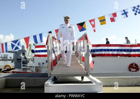 Hintere Adm. Dave Callahan, Commander, achte Küstenwache Bezirk, besucht die Coast Guard Cutter Benjamin Dailey Inbetriebnahme Zeremonie in Pascagoula, Mississippi, 4. Juli 2017. Die Benjamin Dailey ist der erste schnelle Reaktion cutter Home im achten Bezirk Küstenwache portiert. Stockfoto