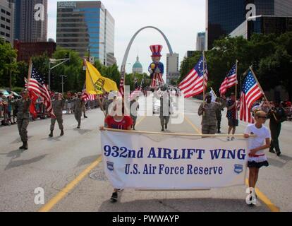 Freiwilligen der 932Nd Airlift Wing in Illinois gab ihrer Zeit der Geschichte von Amerikas Unabhängigkeitstag zu denken, und andere militärische Veteranen, die vor ihnen ging, diejenigen, die manchmal das ultimative Opfer von ihr Leben gaben. Mit dem St. Louis Tor zum Westen Arch im Hintergrund, 932Nd AW-Mitglieder und ein paar Rentner in einer freundlichen Reunion in der Gemeinschaft zu helfen, feiern America's Geburtstag. Nach einem Auftritt bei live Fernsehen, arbeiteten sie gemeinsam die amerikanische Flaggen wieder in die korrekte Position zu am Ende der Paradestrecke falten. Die 932Nd Airlift Wing ha Stockfoto