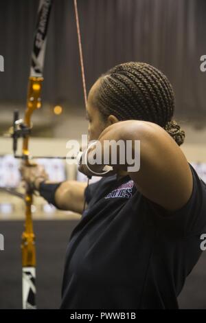 U.S. Army Staff Sgt. Altermese L. Kendrick, von Fort Sam Houston, Texas., nimmt während des Bogenschießen Wettbewerb für die Abteilung 2017 der Verteidigung Krieger Spiele in Chicago, Illinois, Juli 3, 2017. Der DOD-Krieger Spiele sind eine jährliche Veranstaltung, die Verwundeten, Kranken und Verletzten service Mitglieder und Veteranen im Paralympischen Stil Sportarten wie Bogenschießen, Radfahren, Feld, Schießen, Sitzen, Volleyball, Schwimmen, Schiene und Rollstuhl Basketball. Stockfoto