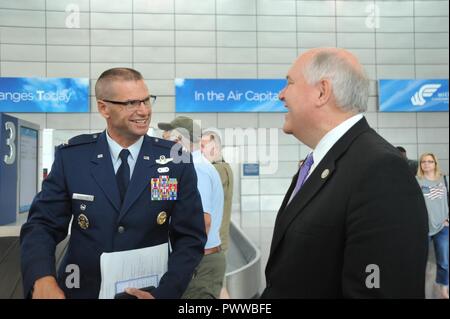 Kol. Phil Heseltine, 22 Luftbetankung Flügel stellvertretender Kommandeur, spricht mit Rep. Ron Estes von Kansas an Dwight D. Eisenhower National Airport, Wichita 30. Juni während der Wartezeit für Kansas Ehre Flug 50 auf Rückkehr aus Washington D.C. Heseltine 37 Rückkehr Veteranen sprach ihnen für ihren Service zu ehren. Stockfoto