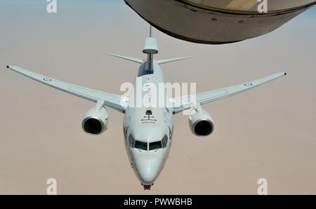 Die Royal Australian Air Force E-7A Wedgetail fährt nach Erhalt Kraftstoff aus einem 340 Expeditionary Air Refuelling Squadron KC-135 Stratotanker zur Unterstützung der Operation inhärenten lösen, 3. Juli 2017. Die E-7A die taktische Gefechtsfeld steuern können, die richtige Richtung für Kampfflugzeuge, Oberfläche Kombattanten und Land gegründete Elemente, sowie die Unterstützung von Flugzeugen, wie Tanker und IT-Plattformen. Stockfoto