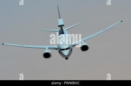 Die Royal Australian Air Force E-7A Wedgetail fährt nach Erhalt Kraftstoff aus einem 340 Expeditionary Air Refuelling Squadron KC-135 Stratotanker zur Unterstützung der Operation inhärenten lösen, 3. Juli 2017. Die E-7A die taktische Gefechtsfeld steuern können, die richtige Richtung für Kampfflugzeuge, Oberfläche Kombattanten und Land gegründete Elemente, sowie die Unterstützung von Flugzeugen, wie Tanker und IT-Plattformen. Stockfoto