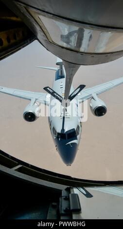 Die Royal Australian Air Force E-7A Wedgetail Kraftstoff erhält von einem 340 Expeditionary Air Refuelling Squadron KC-135 Stratotanker zur Unterstützung der Operation inhärenten lösen, 3. Juli 2017. Die E-7A aircrew die taktische Gefechtsfeld steuern können, die richtige Richtung für Kampfflugzeuge, Oberfläche Kombattanten und Land gegründete Elemente, sowie die Unterstützung von Flugzeugen, wie Tanker und IT-Plattformen. Stockfoto