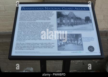 Die Gemeinschaft gedacht eine Einheit mit Eingang der Pennsylvania National Guard in den Ersten Weltkrieg mit einer Plakette außerhalb des historischen Gobin Schutz-waffenkammer in Carlisle, Pa 26. Juni 2017. Stockfoto