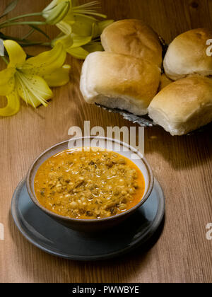 Versagung PAV, ein MAHARASHTIAN HERZHAFTEN und pikanten Snack mit Impulsen und garniert mit gebratenen CHIVDA und gegessen mit PAV. Es ist eine beliebte Street Food Stockfoto