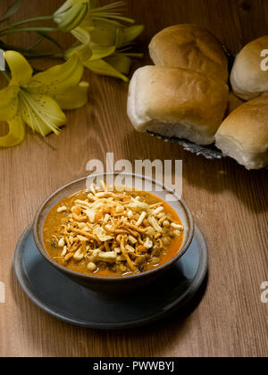 Versagung PAV, ein MAHARASHTIAN HERZHAFTEN und pikanten Snack mit Impulsen und garniert mit gebratenen CHIVDA und gegessen mit PAV. Es ist eine beliebte Street Food Stockfoto