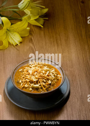 Versagung PAV, ein MAHARASHTIAN HERZHAFTEN und pikanten Snack mit Impulsen und garniert mit gebratenen CHIVDA und gegessen mit PAV. Es ist eine beliebte Street Food Stockfoto