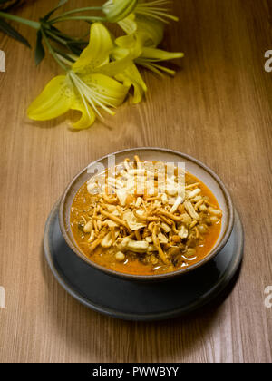 Versagung PAV, ein MAHARASHTIAN HERZHAFTEN und pikanten Snack mit Impulsen und garniert mit gebratenen CHIVDA und gegessen mit PAV. Es ist eine beliebte Street Food Stockfoto