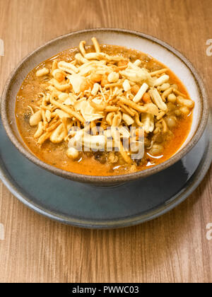 Versagung PAV, ein MAHARASHTIAN HERZHAFTEN und pikanten Snack mit Impulsen und garniert mit gebratenen CHIVDA und gegessen mit PAV. Es ist eine beliebte Street Food Stockfoto