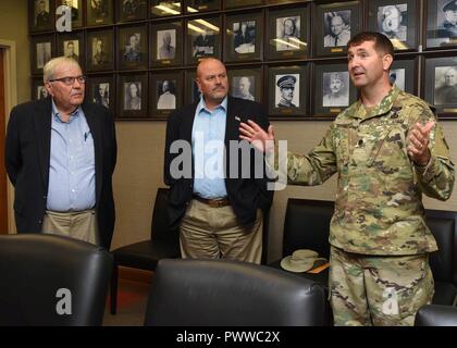Oberstleutnant Stephen Murphy, Nashville District Commander, begrüßt Tony Sloan und Tom Allen, Verwaltung von Mitgliedern der Marina an Rowena, LLC, den Leasingvertrag für Lake Cumberland Marina an Rowena während einer feierlichen Vertragsunterzeichnung Juli 5, 2017 im Bezirk Hauptsitz im Estes Kefauver Federal Building in Nashville, Tenn. zu unterzeichnen Stockfoto