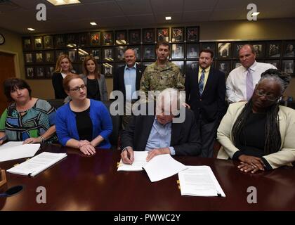 Tony Sloan, Geschäftsführer der Marina an Rowena, LLC, unterzeichnet den Mietvertrag für Lake Cumberland Marina an Rowena während einer feierlichen Vertragsunterzeichnung Juli 5, 2017 im Bezirk Hauptsitz im Estes Kefauver Federal Building in Nashville, Tenn. Er von Korps der Ingenieure Beamte und Mitarbeiter der Verwaltung Mitglied Tom Allen umgeben ist. Stockfoto