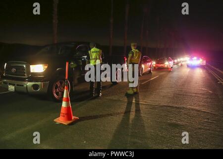 Us Marine Corps Provost Marshall Büro Marines und das Marine Corps Polizei untersuchen Fahrzeuge für Treiber, die unter dem Einfluss von Alkohol und für underage Trinker auf vandergrift Blvd., Camp Pendleton, Calif., 30. Juni 2017. Prüfpunkte auf Vandergrift wurden als Abschreckung für diejenigen, die das Fahren unter dem Einfluss von Alkohol verwendet. Stockfoto