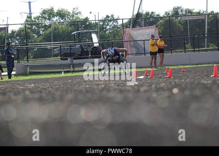U.S. Army veteran Brandi Evans, El Paso, Texas, Bären, um die dreht sich während der Frauen 1500 Meter 3.0 event Juli 2, Lane Tech College Prep High School, Chicago, Illinois, während die Abteilung 2017 der Verteidigung Krieger spielen. Der DOD-Krieger Spiele sind eine adaptive Sport Wettbewerb für die Verwundeten, Kranken und Verletzten service Mitglieder und Veteranen. Rund 265 Athleten aus Teams aus der Armee, Marine Corps, Navy, Air Force Special Operations Command, Vereinigtes Königreich Streitkräfte, und die Australian Defence Force wird 30. Juni - 8. Juli im Bogenschießen, Radfahren, Track, Feld konkurrieren, sh Stockfoto