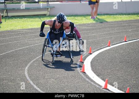 U.S. Army veteran Brandi Evans, El Paso, Texas, Bären, um die dreht sich während der Frauen 1500 Meter 3.0 event Juli 2, Lane Tech College Prep High School, Chicago, Illinois, während die Abteilung 2017 der Verteidigung Krieger spielen. Der DOD-Krieger Spiele sind eine adaptive Sport Wettbewerb für die Verwundeten, Kranken und Verletzten service Mitglieder und Veteranen. Rund 265 Athleten aus Teams aus der Armee, Marine Corps, Navy, Air Force Special Operations Command, Vereinigtes Königreich Streitkräfte, und die Australian Defence Force wird 30. Juni - 8. Juli im Bogenschießen, Radfahren, Track, Feld konkurrieren, sh Stockfoto