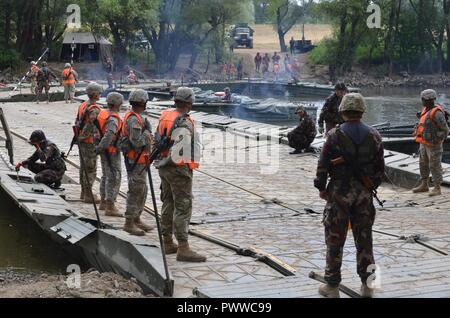 GYOR, Ungarn - EIN PMP schwimmende Brücke, die von der Feuerwehr 837th Engineer Battalion, Ohio National Guard eingesetzt, und 37th Engineer Regiment, der Ungarischen Landstreitkräfte, verbinden, um die erstrecken sich über die Donau in einer Probe für eine taktische Bridging und River Crossing in Györ, Juli 4. Die Ausübung, Szentes Axt, ein Ungarisch-led-Übung unter Sabre Wächter, erleichtert die Freizügigkeit der 2nd Cavalry Regiment als Einheit in Rumänien für mehr Ausbildung mit den NATO-Verbündeten und Partnern bewegt. Sabre Guardian ist die größte Übung in der Region um das Schwarze Meer und wird in drei Ländern statt. Stockfoto