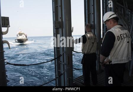 Mittelmeer (1. Juli 2017) Segler bereiten einen israelischen Hafen Pilot an Bord der Flugzeugträger USS George H.W. begrüßen zu dürfen Bush (CVN 77) zur Führung des Schiffes zu verankern. Das Schiff und seine Carrier strike Group sind die Durchführung von naval Operations in den USA 6 Flotte Bereich der Maßnahmen zur Unterstützung der US-amerikanischen nationalen Sicherheitsinteressen in Europa und Afrika. ( Stockfoto