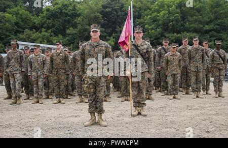 Us-Marines und Seglern aus verschiedenen Einheiten stehen in der Ausbildung, während der Werbeaktion Zeremonie in Pohang, Südkorea, 1. Juli 2017. Die Marinesoldaten und Matrosen an Koreanische Marine Exchange Programm 17-7, das ist eine der vielen Möglichkeiten dank für die Republik Korea und US-Marines mit einem anderen Zug zu lernen und zu erfahren. Die US-Marines und Segler aktiv sind Pflicht und behält sich aus verschiedenen Einheiten über Marine Corps. Stockfoto