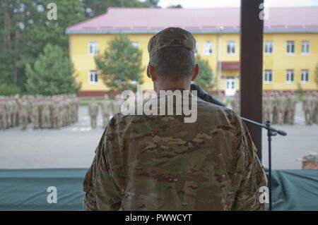 Colonel Elmer Holt, Stabschef der Gemeinsame Multinationale Ausbildung Group-Ukraine und der US Army 45th Infantry Brigade Combat Team, Adressen der Ukraine 1 Airmobile Bataillon, 79 Air Assault Brigade während einer Abschlussveranstaltung markiert das Ende der 55-tägigen Ausbildung Zyklus am Yavoriv Combat Training Center auf dem internationalen Friedens und der Sicherheit, in der Nähe der Yavoriv, der Ukraine, der am 3. Juli. Yavoriv CTC Personal, zusammen mit Mentoren aus 45 der US-Armee IBCT, führte die Ausbildung von Soldaten aus dem 1 Mrd., 79. regt., bei der die Drehung des Bataillon durch die YAVORIV CTC. Die Stockfoto