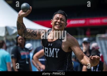 U.S. Army veteran Jhoonar Barrera wirft in der sitzenden Kugelstoßen Ereignis für die Abteilung 2017 der Verteidigung Krieger Spiele in Chicago, Illinois, USA, 5. Juli 2017. Der DOD-Krieger Spiele sind eine jährliche Veranstaltung, die Verwundeten, Kranken und Verletzten service Mitglieder und Veteranen im Paralympischen Stil Sportarten wie Bogenschießen, Radfahren, Feld, Schießen, Sitzen, Volleyball, Schwimmen, Schiene und Rollstuhl Basketball. Stockfoto