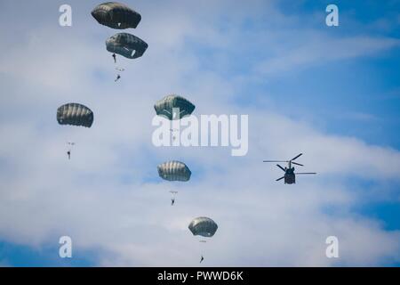 Mehrere der Soldaten an den 2nd Battalion, 505Th Parachute Regiment, 3. Brigade Combat Team Fallschirme gleichzeitig öffnen nach dem Verlassen einer CH-47 Chinook Hubschrauber 3. Allgemeine Unterstützung Aviation Battalion, 82Nd airborne Combat Aviation Brigade während Operationen auf Sizilien Drop Zone in Fort Bragg, N.C., Juli 6, 2017. Stockfoto