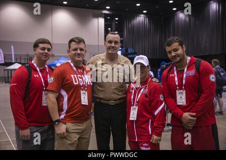 Athleten mit dem 2017 DoD Krieger spiele Team Marine Corps posieren für ein Foto mit der Generalinspekteur der Marine Corps Generalmajor Vincent Coglianese am McCormick Place in Chicago Juli 1, 2017. Der DoD-Krieger Spiele ist eine adaptive Sport Wettbewerb für die Verwundeten, Kranken und Verletzten service Mitglieder und Veteranen. Stockfoto