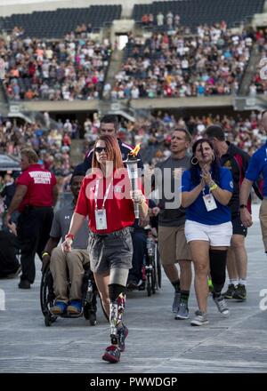 Us Marine Corps veteran Sarah Seitenruder trägt die 2017 DoD Krieger Spiele Fackel für Team Marine Corps während der Eröffnungsfeier am Soldat-Feld in Chicago, 1. Juni 2017. Der Krieger Spiele ist eine adaptive Sport Wettbewerb für die Verwundeten, Kranken und Verletzten service Mitglieder und Veteranen. Stockfoto