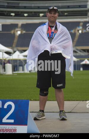 Us-Armee Athlet erhält eine Medaille im Wettbewerb für die Abteilung 2017 der Verteidigung Krieger Spiele in Chicago, Illinois, Juli 5, 2017. Der DOD-Krieger Spiele sind eine jährliche Veranstaltung, die Verwundeten, Kranken und Verletzten service Mitglieder und Veteranen im Paralympischen Stil Sportarten wie Bogenschießen, Radfahren, Feld, Schießen, Sitzen, Volleyball, Schwimmen, Schiene und Rollstuhl Basketball. Stockfoto