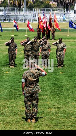 Generalleutnant Lewis A. Craparotta, ich Marine Expeditionary Force kommandierender General, begrüßt Marines mit I MEF Hauptsitz Gruppe während eines Befehls- und Re- bezeichnung Zeremonie Juli 6, 2017, in Camp Pendleton, Kalifornien während der Zeremonie ICH MEF Hauptsitz Gruppe wurde als ICH MEF Informationen Gruppe zu unterstützen ICH MEF in den expandierenden Informationen Umwelt. Stockfoto