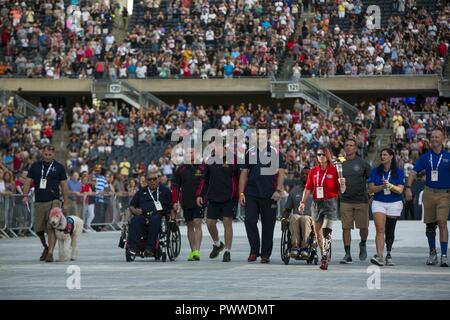 Marine Corps veteran Sarah Seitenruder trägt die öffnung Fackel in Soldier Field am 2017 DoD Krieger spiele Eröffnungsfeier in Chicago Juli 1, 2017. Der DoD-Krieger Spiele ist eine adaptive Sport Wettbewerb für die Verwundeten, Kranken und Verletzten service Mitglieder und Veteranen. Stockfoto