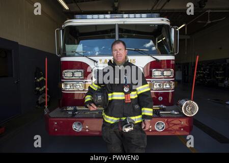 Master Sgt. Tom Farrington zieht seine Ausrüstung während einer Indianapolis Feuerwehr routine Übung an Station 19 ind Indianapolis, In. Am 20. Juni 2017. Farrington verkörpert dual Service mit mehr als 30 Jahren in der Indiana National Guard und 20 Jahre als Feuerwehrmann in Indianapolis. Stockfoto