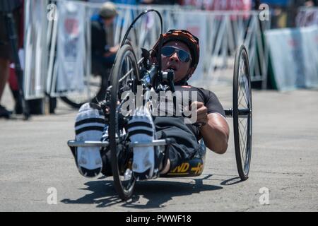 U.S. Army veteran Jhoonar Barrera beendete den Radfahren Ereignis für die Abteilung 2017 der Verteidigung Krieger Spiele in Chicago, Illinois, USA, 6. Juli 2017. Der DOD-Krieger Spiele sind eine jährliche Veranstaltung, die Verwundeten, Kranken und Verletzten service Mitglieder und Veteranen im Paralympischen Stil Sportarten wie Bogenschießen, Radfahren, Feld, Schießen, Sitzen, Volleyball, Schwimmen, Schiene und Rollstuhl Basketball. Stockfoto