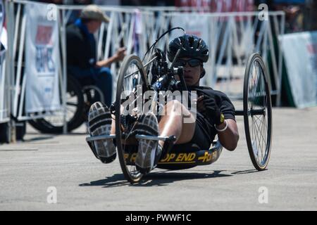 U.S. Army Staff Sgt. Altermese Kendrick beendete den Radfahren Ereignis für die Abteilung 2017 der Verteidigung Krieger Spiele in Chicago, Illinois, USA, 6. Juli 2017. Der DOD-Krieger Spiele sind eine jährliche Veranstaltung, die Verwundeten, Kranken und Verletzten service Mitglieder und Veteranen im Paralympischen Stil Sportarten wie Bogenschießen, Radfahren, Feld, Schießen, Sitzen, Volleyball, Schwimmen, Schiene und Rollstuhl Basketball. Stockfoto