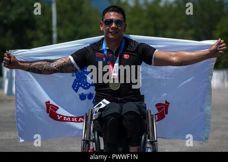 U.S. Army veteran Jhoonar Barrera gewinnt Goldmedaille bei Radfahren Ereignis für die Abteilung 2017 der Verteidigung Krieger Spiele in Chicago, Illinois, USA, 6. Juli 2017. Der DOD-Krieger Spiele sind eine jährliche Veranstaltung, die Verwundeten, Kranken und Verletzten service Mitglieder und Veteranen im Paralympischen Stil Sportarten wie Bogenschießen, Radfahren, Feld, Schießen, Sitzen, Volleyball, Schwimmen, Schiene und Rollstuhl Basketball. Stockfoto