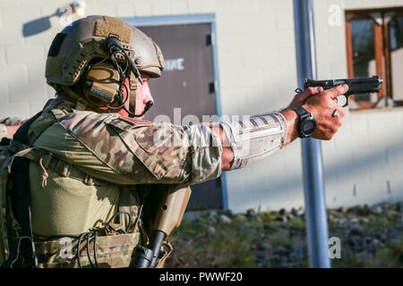 Grünhelme zu den Special Forces erweiterte Fähigkeiten Unternehmen Sniper Loslösung zugeordnet, 1 Special Forces Group (Airborne) führen durch eine urbane Stress schießen auf Joint Base Lewis-McChord, Wa., am 29. Juni, 2017. Die Ausbildung ermöglicht dem Sniper Teams auf ihre Fähigkeiten in einer stressigen und realistische städtischen schießen Umfeld zu arbeiten. Stockfoto