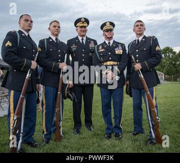 Gen. Robert B. Braun, Kommandierender General, U.S. Army Pacific, nimmt ein Foto mit den Mitgliedern der United States Army Drill Team, 21. Juni 2017, auf summerall Feld, Joint Base Myer-Henderson Hall, Va. Twilight Tattoo ist eine Stunde lang, live-action militärische Leistung mit Aufführungen von Soldaten aus den 3d-US-Infanterie Regiment (Die Alte Garde) und der U.S. Army Band 'Pershing die eigene." Stockfoto