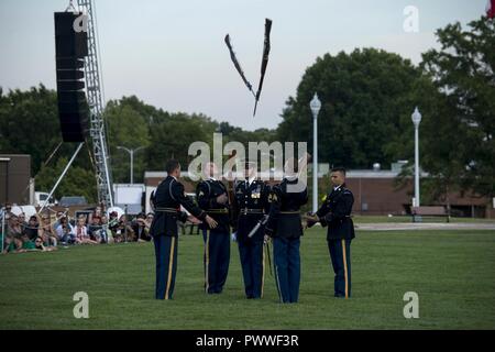 Die Mitglieder der U.S. Army Drill Team Manövern auszuführen während der Dämmerung Tattoo, Juni 21, 2017, auf summerall Feld, Joint Base Myer-Henderson Hall, Va. Twilight Tattoo ist eine Stunde lang, live-action militärische Leistung mit Aufführungen von Soldaten aus den 3d-US-Infanterie Regiment (Die Alte Garde) und der U.S. Army Band 'Pershing die eigene." Stockfoto