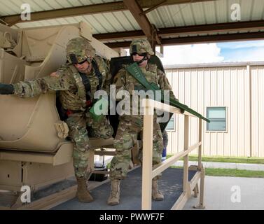 FORT HOOD, Texas (6. Juli 2017) - Soldaten, die in den 135 ESC ging durch den Humvee Egress Hilfe Trainer oder H.e.a.t. Juli 6, 2017. Nach einer 180 Grad Überschlag Warrant Officer Jared Yates, Mobilität officer für die 135 ESC, zieht Sicherheit 1. Lt. Ronald Webb, Mobilität Offizier mit der 135 ESC, und andere Passagiere sicher verlassen Die h.e.a.t. In dieser Schulung lernen die Soldaten wie zu verhindern und um eine mögliche Humvee rollovers während Missionen reagieren. Stockfoto