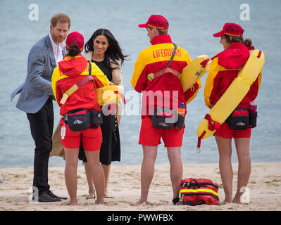 Der Herzog und die Herzogin von Sussex treffen Rettungsschwimmer, wie Sie auf der South Melbourne Beach bei ihrem Besuch in Melbourne zu Fuß, am dritten Tag des königlichen Paar Besuch in Australien. Stockfoto