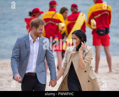 Der Herzog und die Herzogin von Sussex treffen Rettungsschwimmer, wie Sie auf der South Melbourne Beach bei ihrem Besuch in Melbourne zu Fuß, am dritten Tag des königlichen Paar Besuch in Australien. Stockfoto