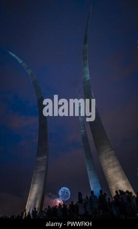 Unter der Leitung von ihren Kommandeur Oberst Larry Lang verschiedene Gruppen aus der United States Air Force Band zusammen kam ein Star Spangled spektakulär in die Air Force Memorial Juli 4, 2017, Washington, D.C. eine Ehre Flug von Austin, Texas, der sich aus 25 Veteranen aus dem Zweiten Weltkrieg und dem Koreakrieg waren die Ehrungen für die Leistung. Stockfoto