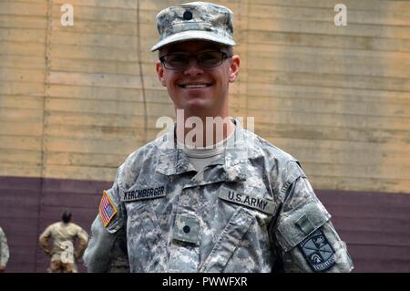 Cadet Scott Kerchberger, eine Reserve Officer Training Corps (ROTC) Cadet von der Virginia Military Institute, ist Teil des diesjährigen 25 Infanterie Division Cadet Truppe Leadership Training (CTLT) Schofield Kasernen, Hawaii, am 6. Juli 2017. Kerchberger ist derzeit während der Dauer seines Aufenthalts in Hawaii zu den 3 Squadron, 4th Cavalry Regiment, 3. Brigade Combat Team, 25-ID, zugeordnet. Stockfoto