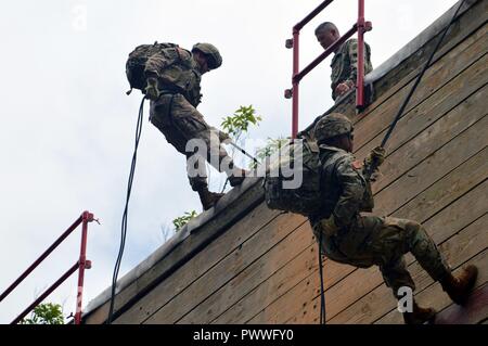 Sgt. Martin Bushay (links) und SPC. Christian Mora-Galvez, sowohl für die 3. Staffel zugeordnet, 4.Kavallerie Regiments, 3. Brigade Combat Team, 25 Infanterie Division, leiten Sie einen Rappel am Blitz Akademie am Schofield Barracks Osten, Hawaii, am 6. Juli 2017. Die Soldaten mit Reserve Officer Training Corps (ROTC) Kadetten in diesem Jahr 25 Infanterie Division Cadet Truppe Leadership Training (CTLT) Schofield Kasernen, Hawaii teilnehmenden ausgebildet. Stockfoto