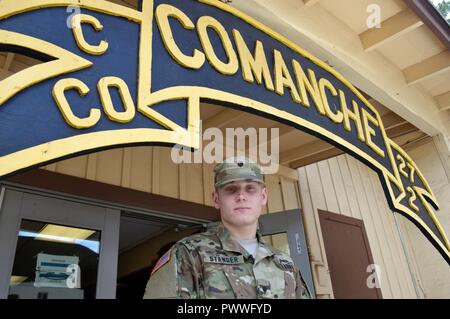 Cadet Benjamin Stanger, eine Reserve Officer Training Corps (ROTC) Cadet aus Jacksonville State University, Alabama, ist Teil des diesjährigen 25 Infanterie Division Cadet Truppe Leadership Training (CTLT) Schofield Kasernen, Hawaii, am 6. Juli 2017. Fremde ist derzeit für das zweite Bataillon zugeordnet, 27 Infanterie Regiment, 3. Brigade Combat Team, 25-ID, die während der Dauer seines Aufenthalts in Hawaii. Stockfoto